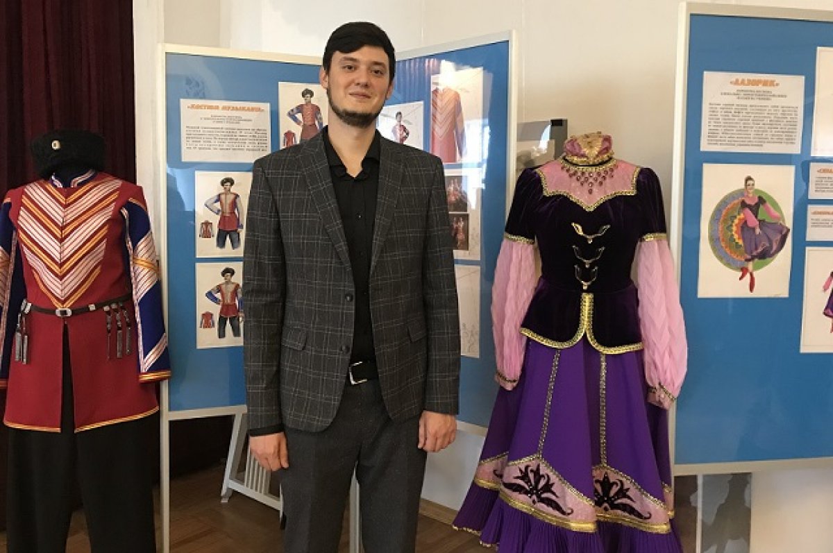 Выставка художника-модельера казачьего ансамбля открылась в Ставрополе